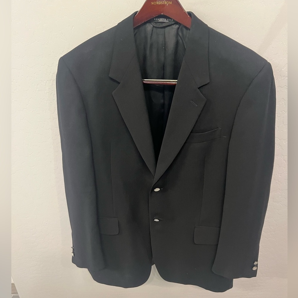 Men’s Kenneth Cole Black Blazer
Vintage in mint condition. 100% wool